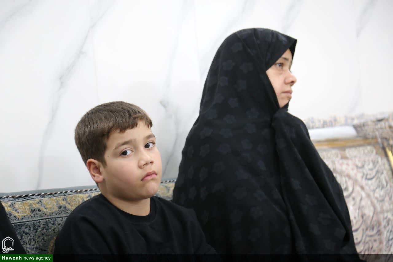 دیدار رئیس هیئت امنای دفتر تبلیغات اسلامی با خانواده شهید فراجا در آستانه ۲۲ بهمن