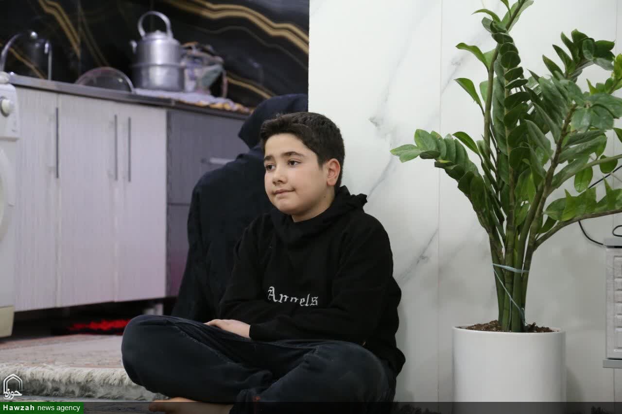 دیدار رئیس هیئت امنای دفتر تبلیغات اسلامی با خانواده شهید فراجا در آستانه ۲۲ بهمن