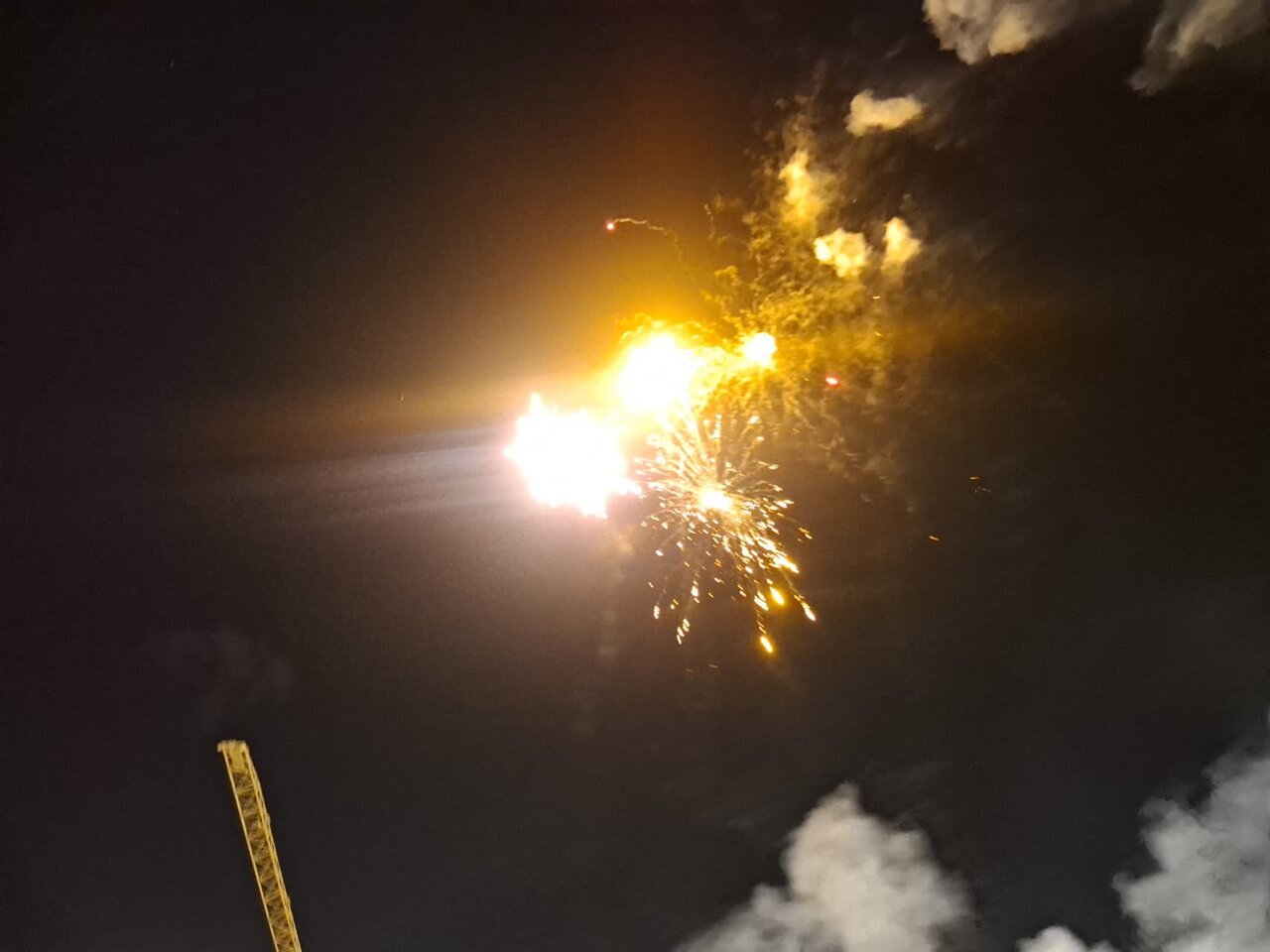 طنین بانگ «اللهاکبر»و نورافشانی آسمان کاشان در شب پیروزی انقلاب