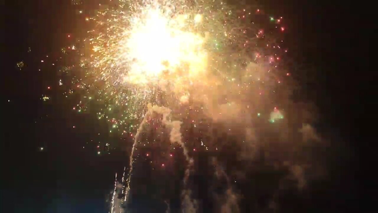 فیلم | طنین «الله‌اکبر» آسمان بوشهر را روشن کرد