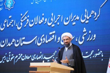 ملت ایران جسارت به مقدسات و پرچم جمهوری اسلامی را نمی‌پذیرد