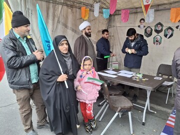 تصاویر / ساعات ابتدایی راهپیمایی ۲۲ بهمن در غرفه فرهنگی مدرسه علمیه ولایت تهران