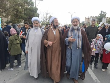 تصاویر/ حضور طلاب و روحانیون مدارس علمیه کاشان در راهپیمایی ۲۲ بهمن
