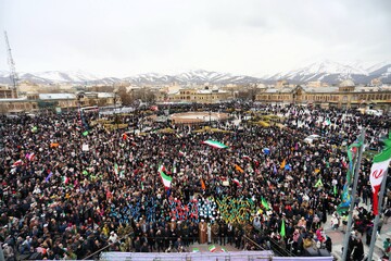 خیابان‌های همدان، صحنه بیعت دوباره با انقلاب / باد و سرما حریف اراده مردم همدان نشد