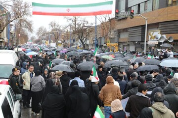 تصاویر/ حماسه‌ای در باران؛ حضور پرشور مردم ارومیه در راهپیمایی ۲۲ بهمن