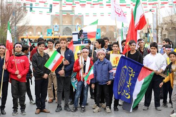 تصاویر/ حضور کودکان و نوجوانان استان یزد در راهپیمایی ۲۲ بهمن ١۴٠۴