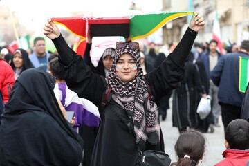 تصاویر/ حضور پرشور بانوان یزدی در راهپیمایی یوم الله ٢٢ بهمن