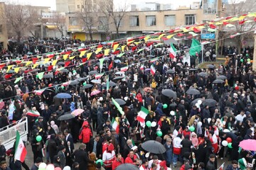 تصاویر/ شهرکرد زیر باران هم ایستاد؛ مردم با چتر آمدند