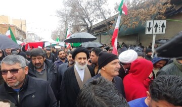 فیلم| گفت وگوی نماینده ولی‌فقیه در چهارمحال و بختیاری در راهپیمایی ۲۲ بهمن