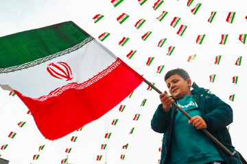 تصاویر/  خروش مردم انقلابی در راهپیمایی یوم الله ۲۲ بهمن ماه در زنجان