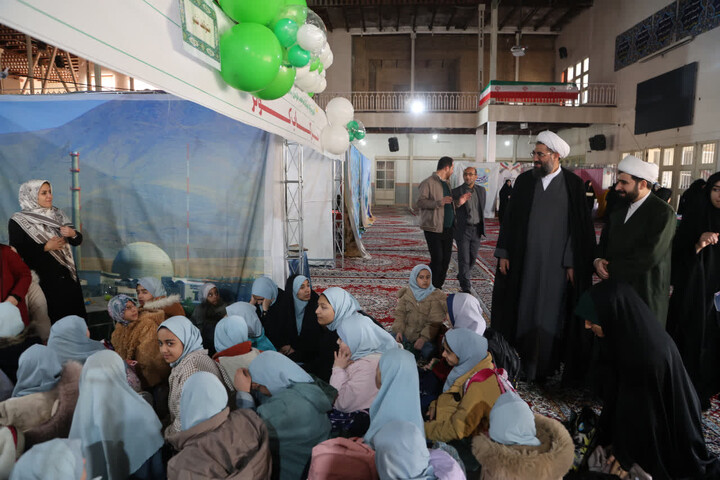 تصاویر /  بازدید امام جمعه همدان از نمایشگاه دستاوردهای انقلاب اسلامی