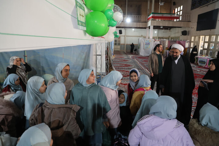 تصاویر /  بازدید امام جمعه همدان از نمایشگاه دستاوردهای انقلاب اسلامی