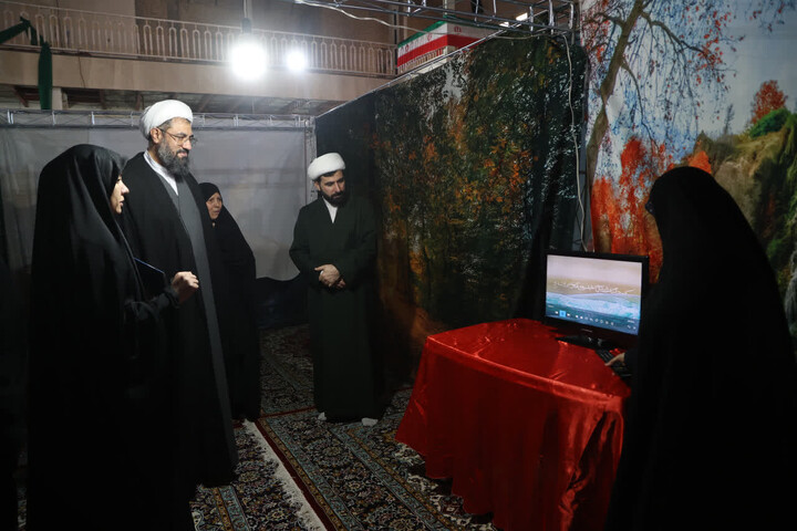 تصاویر /  بازدید امام جمعه همدان از نمایشگاه دستاوردهای انقلاب اسلامی