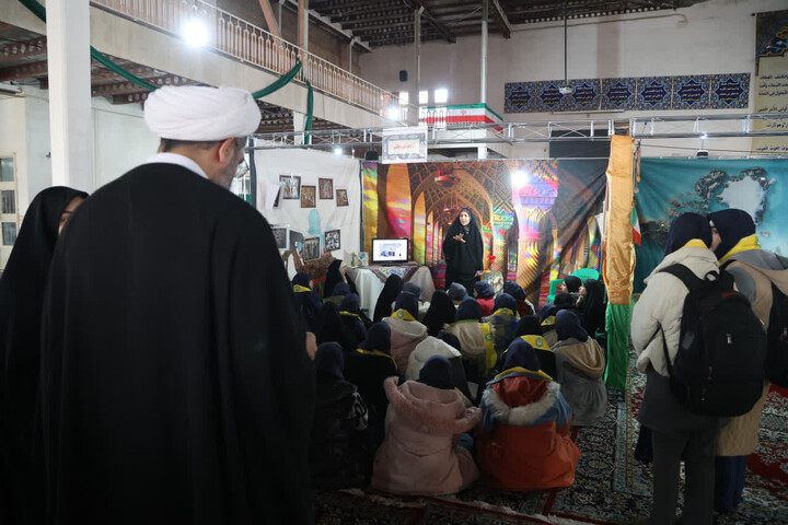 تصاویر /  بازدید امام جمعه همدان از نمایشگاه دستاوردهای انقلاب اسلامی