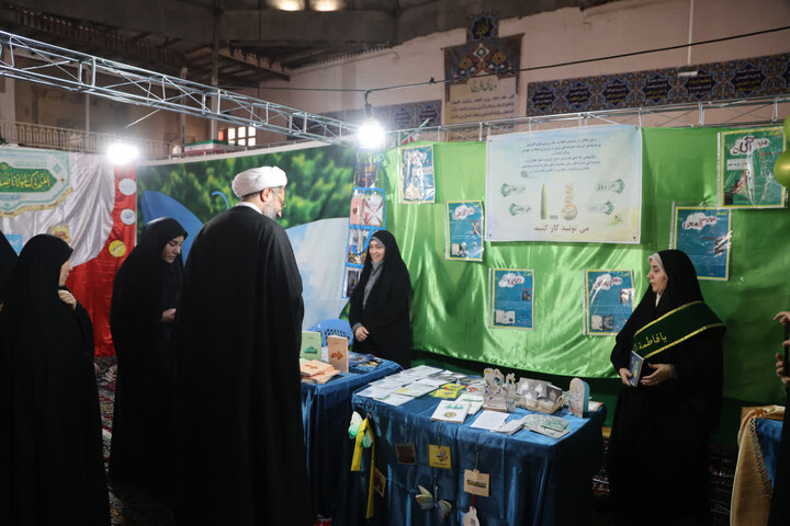 تصاویر /  بازدید امام جمعه همدان از نمایشگاه دستاوردهای انقلاب اسلامی