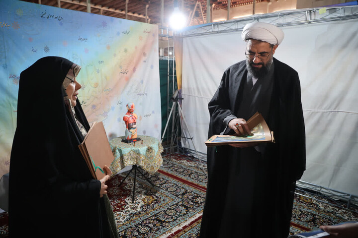 تصاویر /  بازدید امام جمعه همدان از نمایشگاه دستاوردهای انقلاب اسلامی