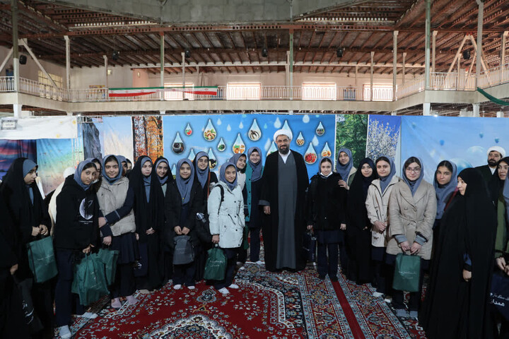 تصاویر /  بازدید امام جمعه همدان از نمایشگاه دستاوردهای انقلاب اسلامی