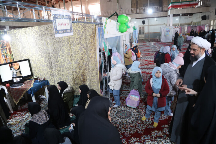 تصاویر /  بازدید امام جمعه همدان از نمایشگاه دستاوردهای انقلاب اسلامی