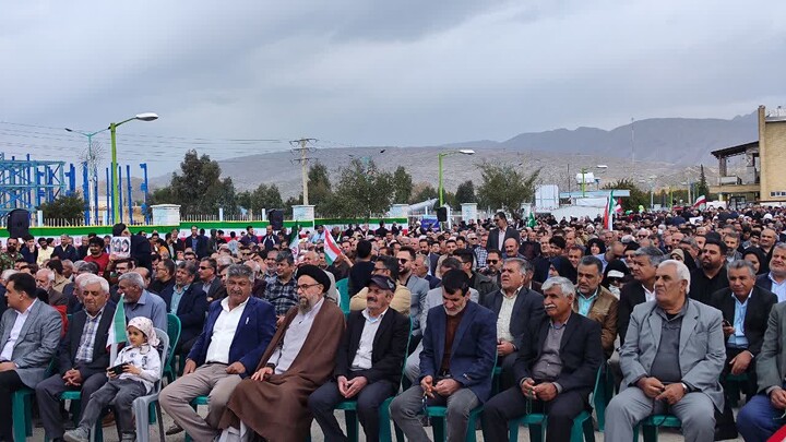 راهپیمایی ۲۲ بهمن در گچساران/حضور مردم فراتر از قاب تصویر