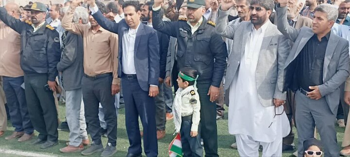 راهپیمایی ۲۲ بهمن ۱۴۰۴ با حضور گسترده اقشار مختلف مردم در شهرستان رودبار جنوب برگزار شد و شرکت‌کنندگان با حضور پرشور خود سالروز پیروزی انقلاب اسلامی را گرامی داشتند.