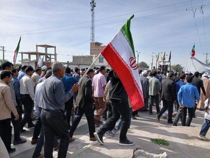 راهپیمایی ۲۲ بهمن ۱۴۰۴ با حضور گسترده اقشار مختلف مردم در شهرستان رودبار جنوب برگزار شد و شرکت‌کنندگان با حضور پرشور خود سالروز پیروزی انقلاب اسلامی را گرامی داشتند.