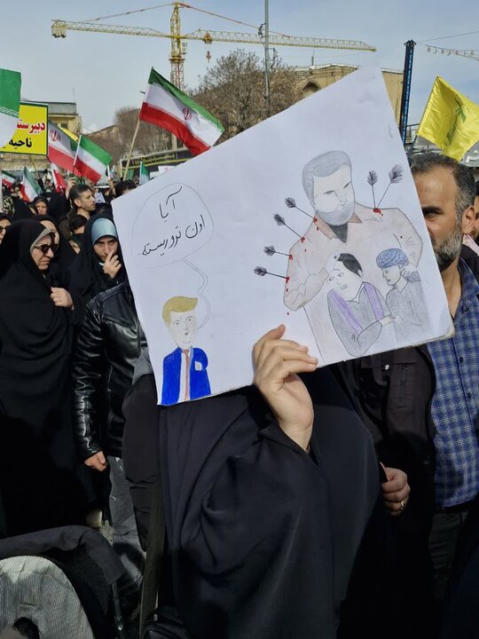 تصاویر/دست‌نوشته های مردمی در راهپیمایی ۲۲ بهمن در اراک