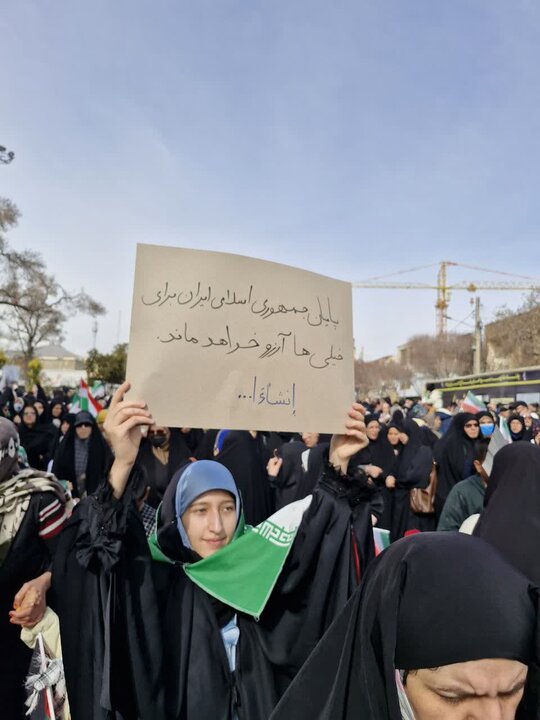 تصاویر/دست‌نوشته های مردمی در راهپیمایی ۲۲ بهمن در اراک