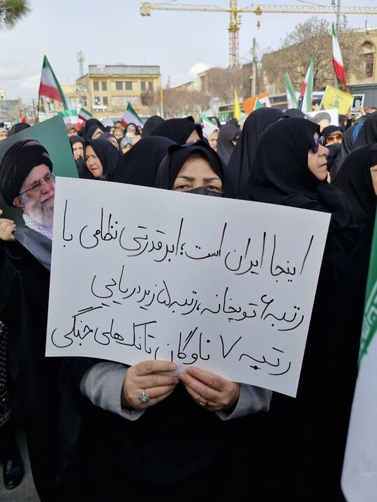 تصاویر/دست‌نوشته های مردمی در راهپیمایی ۲۲ بهمن در اراک
