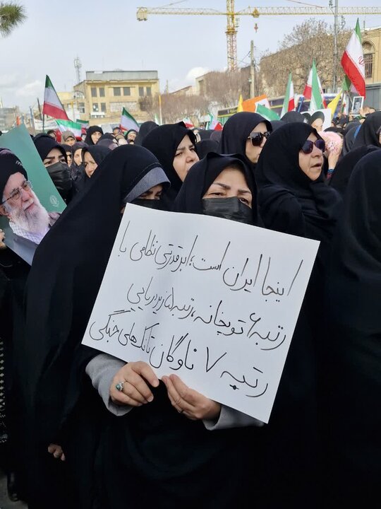 تصاویر/دست‌نوشته های مردمی در راهپیمایی ۲۲ بهمن در اراک