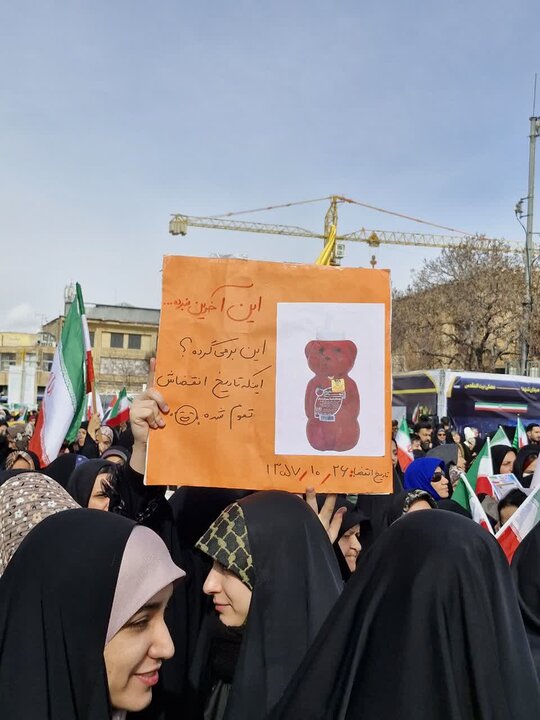 تصاویر/دست‌نوشته های مردمی در راهپیمایی ۲۲ بهمن در اراک
