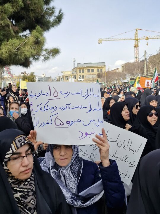 تصاویر/دست‌نوشته های مردمی در راهپیمایی ۲۲ بهمن در اراک