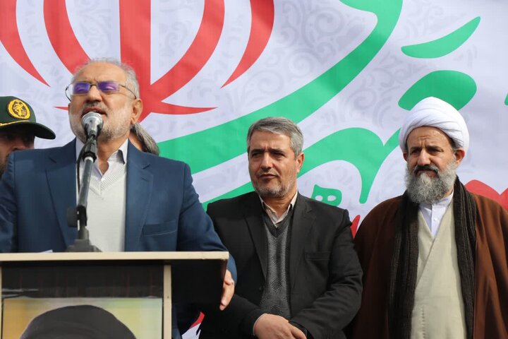 تصاویر/ راهپیمایی یوم الله ۲۲ بهمن با حضور پرشور مردم انقلابی قرچک