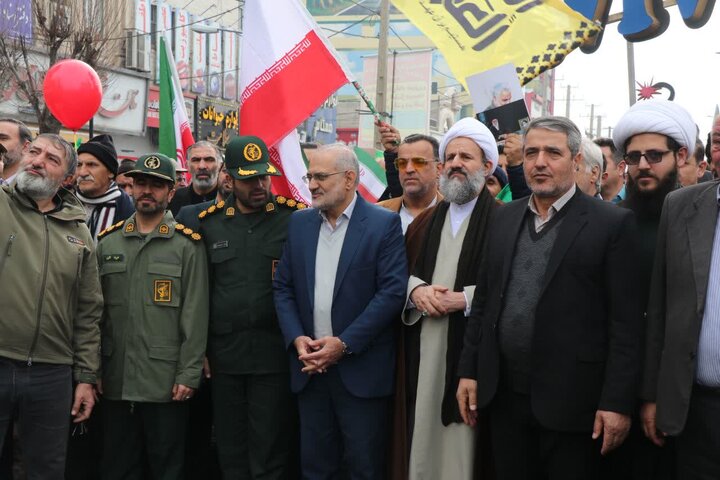 تصاویر/ راهپیمایی یوم الله ۲۲ بهمن با حضور پرشور مردم انقلابی قرچک