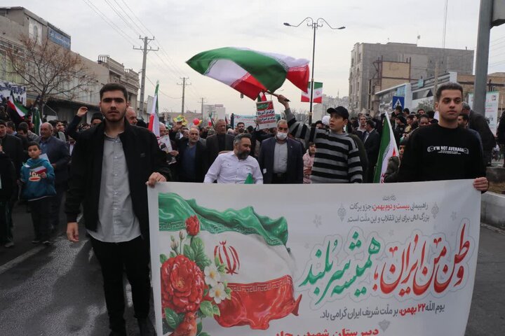 تصاویر/ راهپیمایی یوم الله ۲۲ بهمن با حضور پرشور مردم انقلابی قرچک