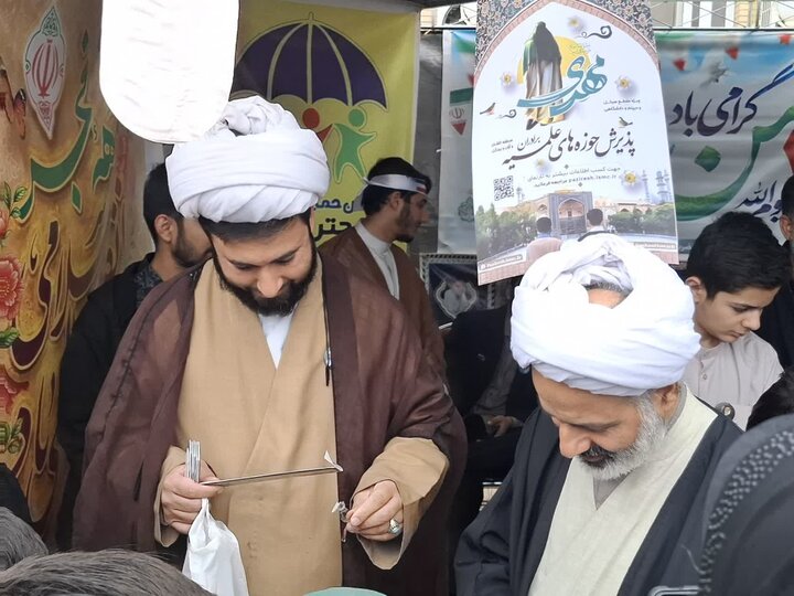 تصاویر/ حضور طلاب وروحانیون مدارس علمیه کاشان درراهپیمایی 22 بهمن