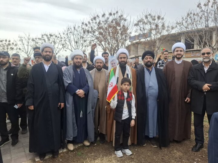 تصاویر/ حضور طلاب وروحانیون مدارس علمیه کاشان درراهپیمایی 22 بهمن