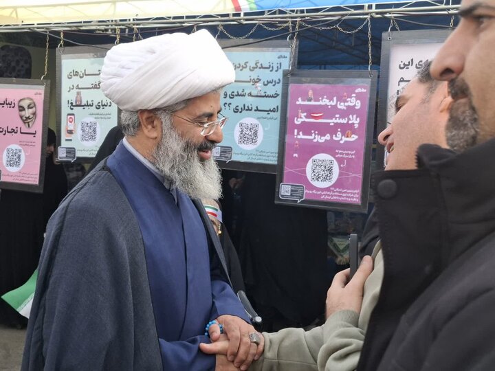 تصاویر/ حضور طلاب وروحانیون مدارس علمیه کاشان درراهپیمایی 22 بهمن