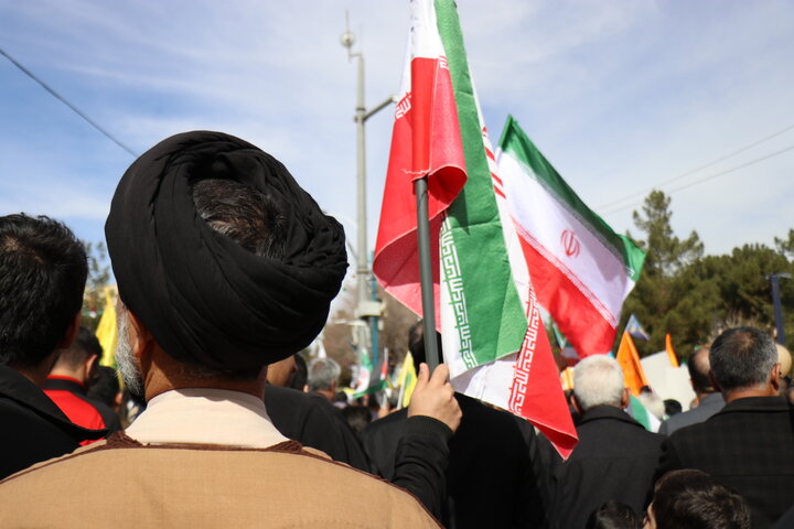 راهپیمایی باشکوه ۲۲ بهمن با حضور گسترده اقشار مختلف مردم در شهر کرمان برگزار شد.