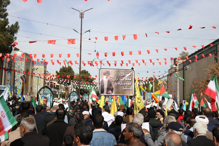 راهپیمایی باشکوه ۲۲ بهمن با حضور گسترده اقشار مختلف مردم در شهر کرمان برگزار شد.