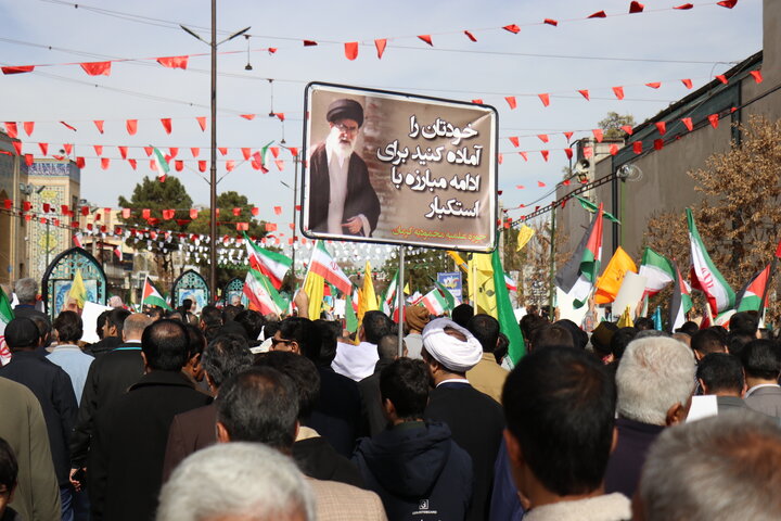 راهپیمایی باشکوه ۲۲ بهمن با حضور گسترده اقشار مختلف مردم در شهر کرمان برگزار شد.