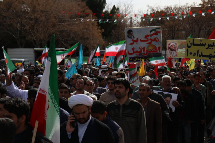 راهپیمایی باشکوه ۲۲ بهمن با حضور گسترده اقشار مختلف مردم در شهر کرمان برگزار شد.
