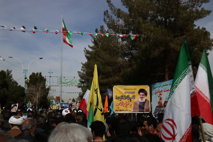 راهپیمایی باشکوه ۲۲ بهمن با حضور گسترده اقشار مختلف مردم در شهر کرمان برگزار شد.