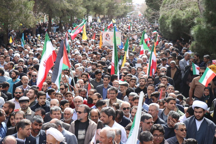 راهپیمایی باشکوه ۲۲ بهمن با حضور گسترده اقشار مختلف مردم در شهر کرمان برگزار شد.