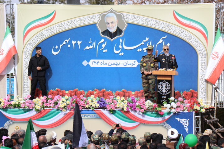 راهپیمایی باشکوه ۲۲ بهمن با حضور گسترده اقشار مختلف مردم در شهر کرمان برگزار شد.