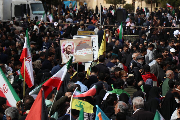 راهپیمایی باشکوه ۲۲ بهمن با حضور گسترده اقشار مختلف مردم در شهر کرمان برگزار شد.