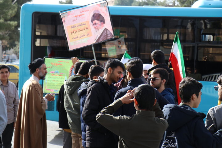 راهپیمایی باشکوه ۲۲ بهمن با حضور گسترده اقشار مختلف مردم در شهر کرمان برگزار شد.