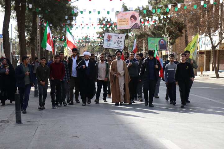 راهپیمایی باشکوه ۲۲ بهمن با حضور گسترده اقشار مختلف مردم در شهر کرمان برگزار شد.