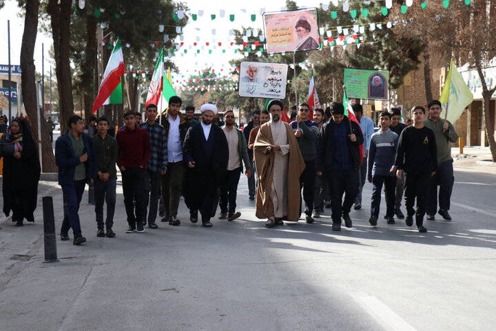 راهپیمایی باشکوه ۲۲ بهمن با حضور گسترده اقشار مختلف مردم در شهر کرمان برگزار شد.
