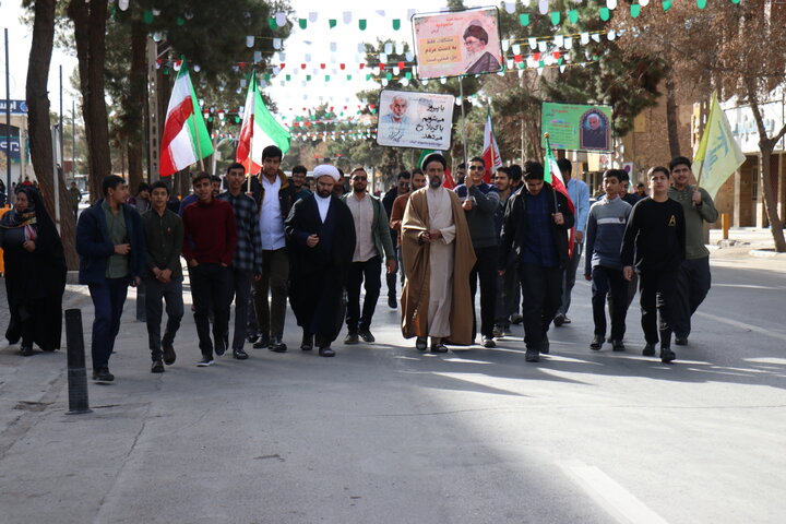 راهپیمایی باشکوه ۲۲ بهمن با حضور گسترده اقشار مختلف مردم در شهر کرمان برگزار شد.