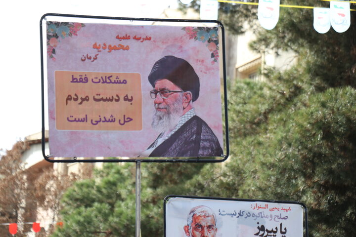 راهپیمایی باشکوه ۲۲ بهمن با حضور گسترده اقشار مختلف مردم در شهر کرمان برگزار شد.